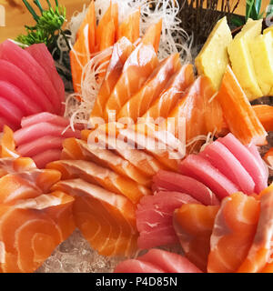 Close up crudo fresco sashimi di pesce impostato nel ristorante. Foto Stock
