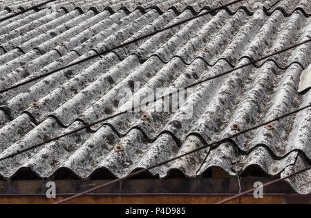 Il vecchio e pericoloso del tetto in amianto, uno dei più pericolosi materiali nel settore della costruzione. Foto Stock