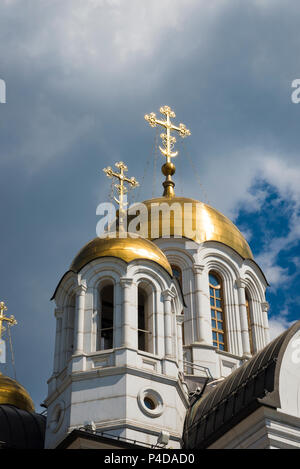 La chiesa in onore di San Giorgio il vittorioso in piazza della Vittoria a Samara, Russia. In una soleggiata giornata estiva. Foto Stock