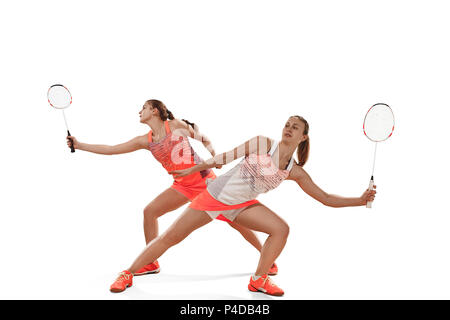 Giovani donne riproduzione di badminton su sfondo bianco Foto Stock