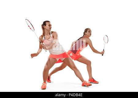 Giovani donne riproduzione di badminton su sfondo bianco Foto Stock