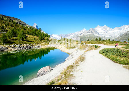 Gruensee (Lago Verde) con vista sul Monte Cervino - trekking in montagna nei pressi di Zermatt in Svizzera Foto Stock