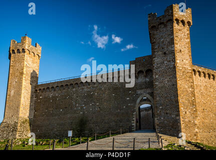 Il castello di Montalcino nella sera il sole in Toscana Foto Stock