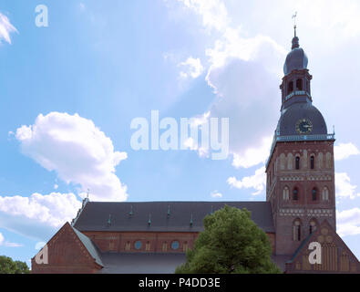 Imponente edificio della chiesa nella città vecchia di Riga, Lettonia Foto Stock