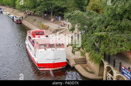 York, England, Regno Unito - 05 agosto 2011: Il traghetto il Capitano James Cook circa per lasciare Lendal Bridge in atterraggio a lato del fiume Ouse nella città di Foto Stock
