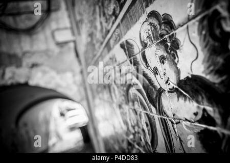 Una figura di angelo in azulejo piastrelle in un vicolo a Lisbona, Portogallo Foto Stock