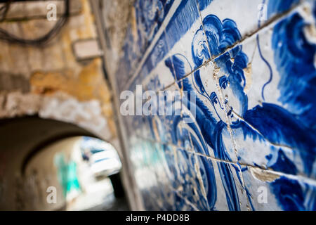 Una figura di angelo in azulejo piastrelle in un vicolo a Lisbona, Portogallo Foto Stock