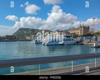 Barcellona, Spagna - 28 Marzo 2014: Las Golondrinas nel porto di Barcellona Spagna in attesa di prendere sui passeggeri. Foto Stock