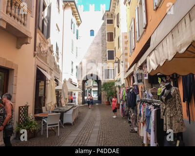 Riva del Garda, Italia - 11 settembre 2014: negozi e piccole caffetterie nelle strette strade di Riva in Italia. Foto Stock