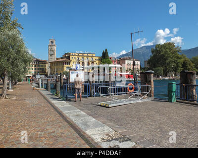 Riva del Garda, Italia - 10 Settembre 2014: trafficato porto piccolo a riva dove le crociere per andare e venire dal Lago di Garda - Garda Trentino Foto Stock