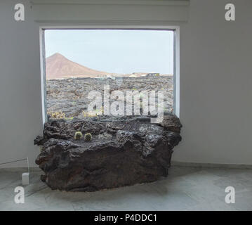 Lanzarote, Spagna - 12 dicembre 2013: La Lava attraverso la finestra all'interno della mostra Manrique a Lanzarote. Foto Stock