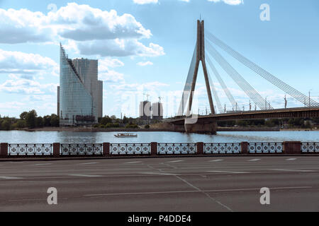 Ponte Vansu oltre il fiume Daugava Riga, Lettonia. Vista della Città del ponte, la costruzione di uffici e street Foto Stock