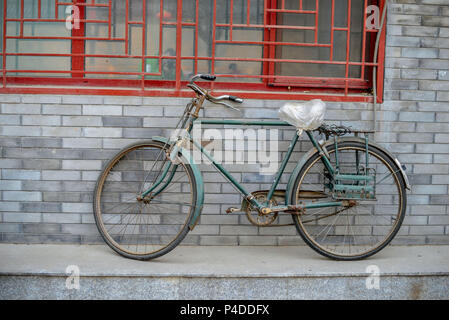 Pechino, Cina - 12 Marzo 2016: presso il muro dell'edificio è una vecchia bicicletta. Foto Stock
