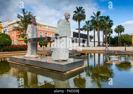 SILVES,Portogallo - 6 Novembre 2014: Praca Al Muthamid Piazza con fontane e sculture moderne,Silves, Portogallo Foto Stock