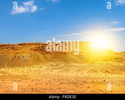 Sullo sfondo del deserto. Splendido paesaggio spettacolare forra del Canyon Colorato, vicino al Monte Sinai e Nuweiba, la penisola del Sinai in Egitto. La luce del tramonto con copia spazio. Foto Stock