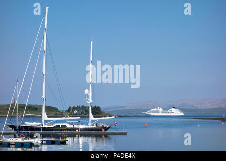 Oban Marina con la nave passeggeri Seabourn Ricerca ancorata al largo, Scotland, Regno Unito Foto Stock