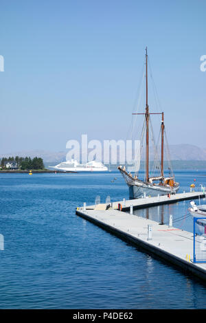 Oban Marina con la nave passeggeri Seabourn Ricerca ancorata al largo, Scotland, Regno Unito Foto Stock