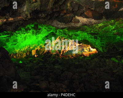 Lanzarote, Spagna - 12 dicembre 2013: il magico Marique grotte lit effettuato entro la lava vulcanica montagne di Lanzarote. Foto Stock