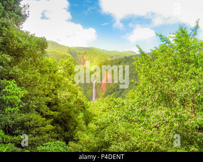 Paesaggio panoramico nella foresta pluviale tropicale di Carbet cade o Les scivoli du Carbet, sul fiume Carbet, Guadalupa isola dei Caraibi, Antille Francesi. Le cascate sono una delle più popolari attrazioni. Foto Stock