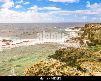 Panorama di scogliere e selvaggio tratto costiero di Grande-Terre in Guadalupa isola, francese dei Caraibi e Antille Francesi. Durante la stagione estiva. Foto Stock