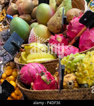 Varietà di Europian vegitables sul display nel mercato di Barcellona. Una buona immagine per una drogheria o simili di pubblicità di prodotti per la salute. Foto Stock