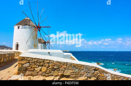 Vecchi Mulini a vento sulla riva del mare nell'isola di Mykonos, Grecia Foto Stock