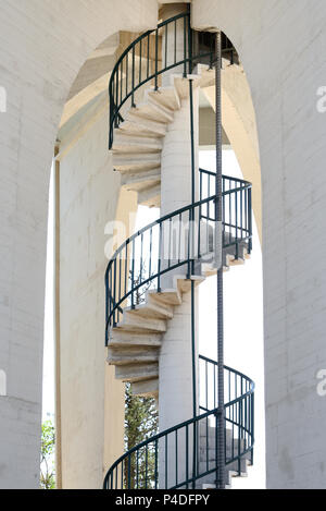 Metallo scalinata a spirale salendo fino all'interno di un calcestruzzo Water Tower Saint Julien District Marsiglia Francia Foto Stock