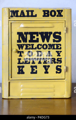 Vecchio giallo casella di posta o Vintage Letter Box Foto Stock