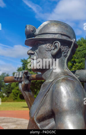 Statua di Welsh minatore di carbone eretto nella Baia di Cardiff Galles del Sud, visto da vicino Foto Stock