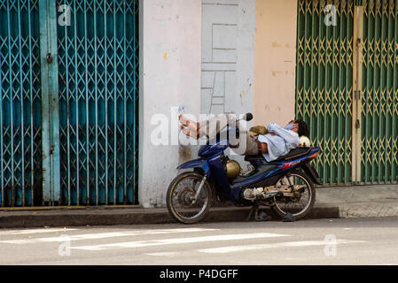 Il Vietnam, Nha Trang - Gennaio 3, 2016: moto taxi driver dormire a lavorare mentre si è in attesa per i clienti Foto Stock