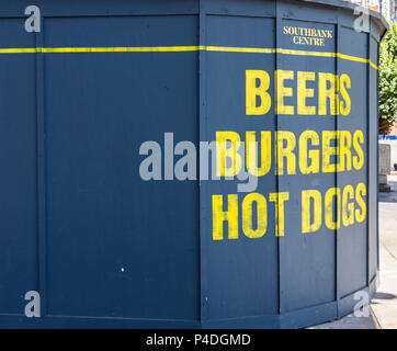 Londra. Giugno 2018. Una vista di una birre hamburger e hot dog segno dipinto su un ristorante lungo la South Bank di Londra Foto Stock