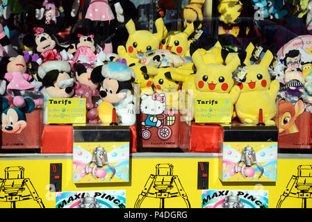 Pikachu peluche, Disney giocattoli & Pokemon come fiera del divertimento premi sul lato gioco di stallo di viaggio luna park Foto Stock