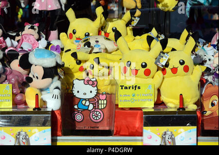 Pikachu peluche, Disney giocattoli & Pokemon come fiera del divertimento premi sul lato gioco di stallo di viaggio luna park Foto Stock