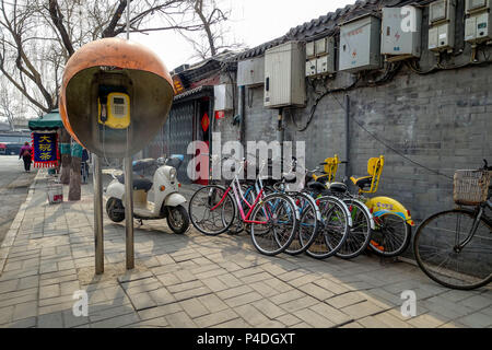 Pechino, Cina - 12 Marzo 2016: biciclette, scooter e auto nelle strade di Pechino. Il parcheggio per le bici. Foto Stock