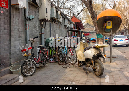 Pechino, Cina - 12 Marzo 2016: biciclette, scooter e auto nelle strade di Pechino. Il parcheggio per le bici. Foto Stock