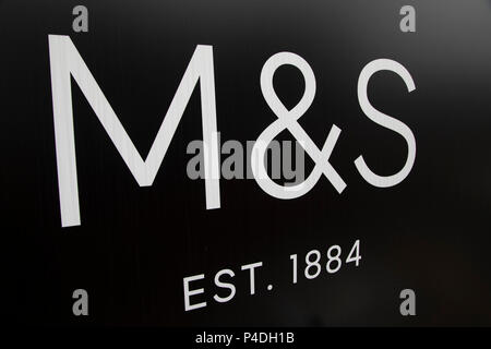 Segno per il department store e la catena di supermercati Marks & Spencer a Birmingham, Regno Unito. La Marks & Spencer Group plc, noto anche come M&S, è una grande multinazionale britannica e rivenditore specializzato nella vendita di articoli di abbigliamento, prodotti per la casa e il lusso dei prodotti alimentari. Foto Stock