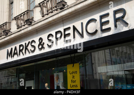 Segno per il department store e la catena di supermercati Marks & Spencer a Birmingham, Regno Unito. La Marks & Spencer Group plc, noto anche come M&S, è una grande multinazionale britannica e rivenditore specializzato nella vendita di articoli di abbigliamento, prodotti per la casa e il lusso dei prodotti alimentari. Foto Stock