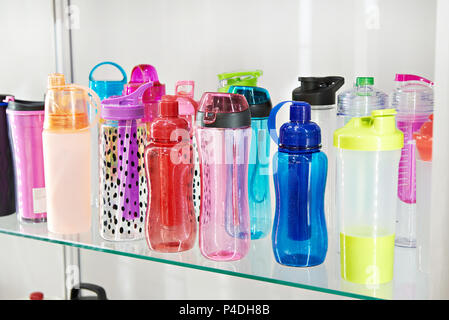 Sport bottiglie di plastica colorata per acqua potabile nel negozio Foto Stock