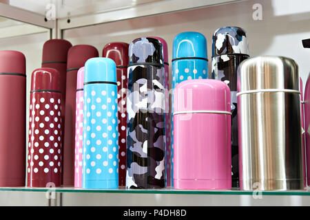 Thermos colorato nella vetrina del negozio Foto Stock