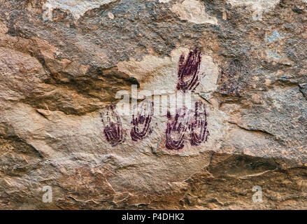 Indiano antico handprint pittogrammi in sorte Rockshelter Campana in Seminole Canyon State Park e il sito storico vicino Comstock, Texas, Stati Uniti d'America Foto Stock