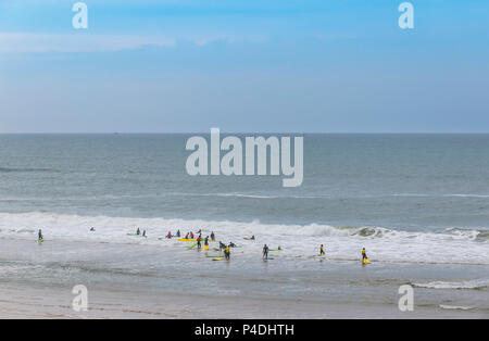 Irriconoscibile surfers in acqua sulla costa atlantica della Francia vicino Lacanau-Ocean, Bordeaux, Francia Foto Stock