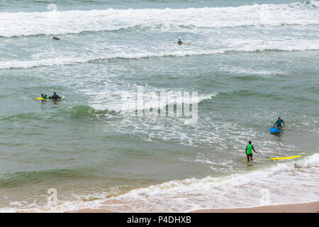 Irriconoscibile surfers in acqua sulla costa atlantica della Francia vicino Lacanau-Ocean, Bordeaux, Francia Foto Stock