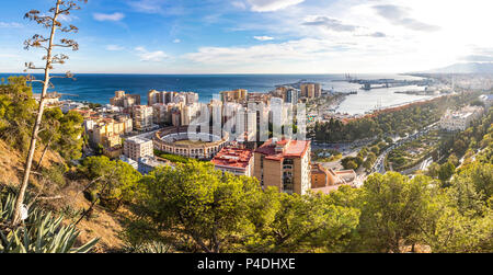 Skyline panoramico vista aerea della città di Malaga, Andalusia, Spagna. Plaza de Toros de Ronda bullring. In autunno la sera soleggiato Foto Stock