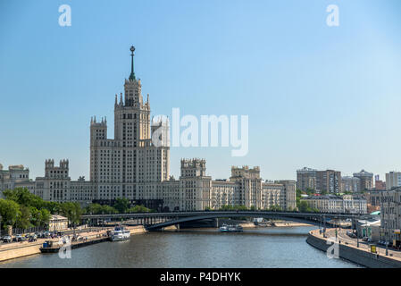 Grattacielo su Kotelnicheskaya Embankment e fiume di Mosca Foto Stock