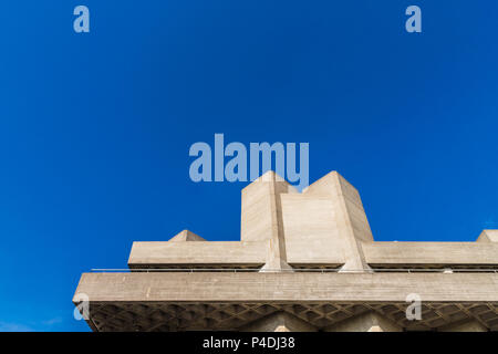 Londra. Giugno 2018. Una vista del brutalist teatro nazionale lungo il South Bank di Londra Foto Stock