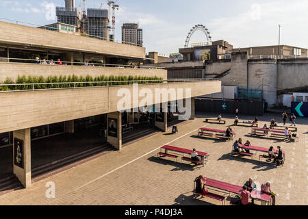 Londra. Giugno 2018. Una vista del brutalist teatro nazionale lungo il South Bank di Londra Foto Stock