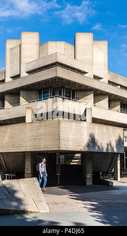 Londra. Giugno 2018. Una vista del brutalist teatro nazionale lungo il South Bank di Londra Foto Stock