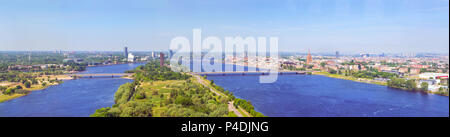 Estate vista aerea della città di Riga dall'altezza della torre della TV. Vista della città vecchia, Zakusala isola, ponti sul fiume Daugava e Western DV Foto Stock