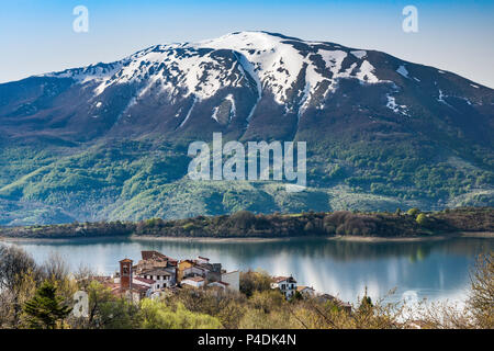 Villaggio di Mascioni oltre il Lago di Compotosto, del Gran Sasso d'Italia la gamma della montagna di distanza, fine aprile, Gran Sasso Laga National Park, Abruzzo, Italia Foto Stock