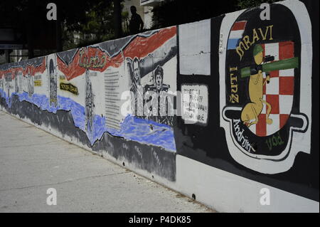 Graffitis a ricordare il memorial di eroi di guerra durante la guerra civile in Iugoslavia JUGOSLAVIA-guerra di Vukovar street. Split, Croazia Foto Stock